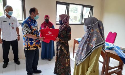 Ibu Hamil dan Menyusui di Candinata Dapat Paket Bantuan Ikan