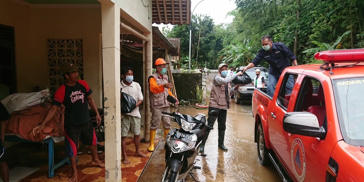 Terdampak Banjir, Sejumlah Warga Terima Bantuan Sembako