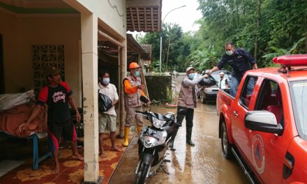 Terdampak Banjir, Sejumlah Warga Terima Bantuan Sembako