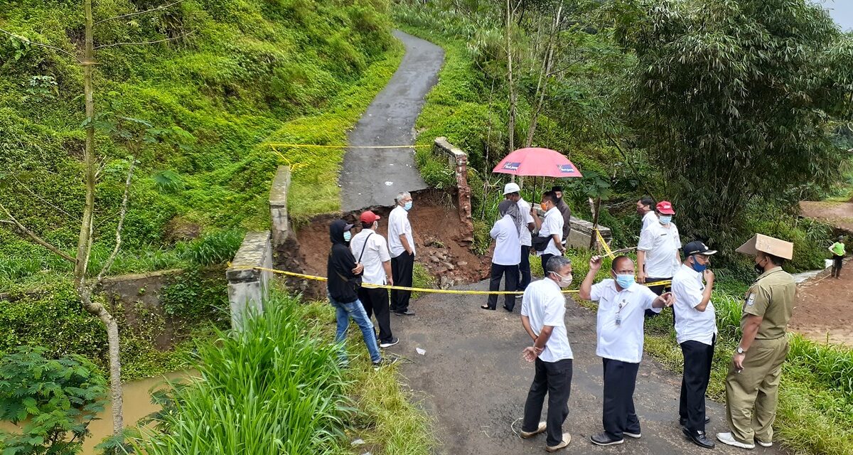 Jembatan Tungtung Gunung Sirandu Sementara Ditangani Jembatan Darurat