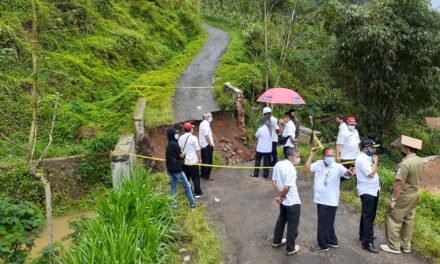 Jembatan Tungtung Gunung Sirandu Sementara Ditangani Jembatan Darurat