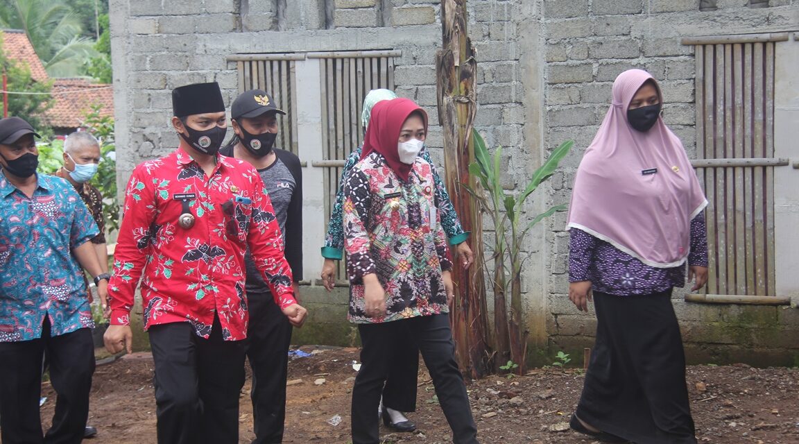 Bupati Tinjau Tanah Bergerak Desa Banjaran