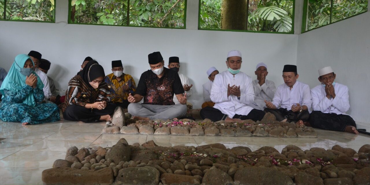 Nyadran, Bupati dan Wabup Bersama Alim Ulama Ziarah ke Makam Leluhur