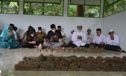 Nyadran, Bupati dan Wabup Bersama Alim Ulama Ziarah ke Makam Leluhur