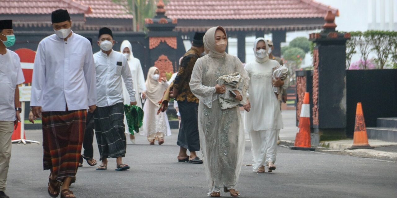 Bupati Tiwi dan Keluarga Salat Id di Masjid Agung Daarussalam Purbalingga