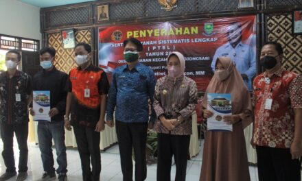 Bupati Tiwi Serahkan 1.177 Sertifikat Tanah Program PTSL Desa Banjaran