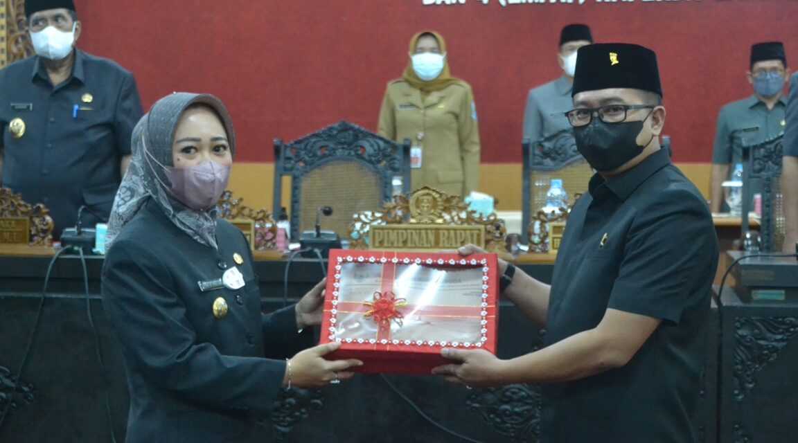 Bupati Serahkan Raperda APBD 2022 dan 4 Raperda Lainnya