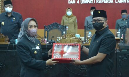 Bupati Serahkan Raperda APBD 2022 dan 4 Raperda Lainnya