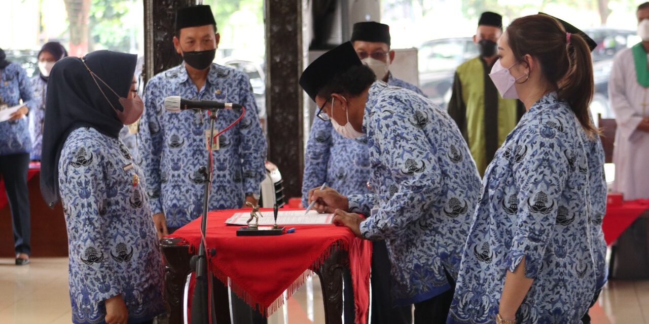 Pelantikan Pejabat Fungsional. Bupati Tiwi : Pejabat Fungsional Harus Inovatif, Tak Boleh Bekerja Monoton.