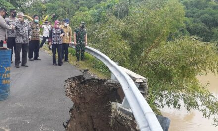 Tinjau Talud Longsor Sungai Serayu, Bupati Instruksikan Segera Ditangani