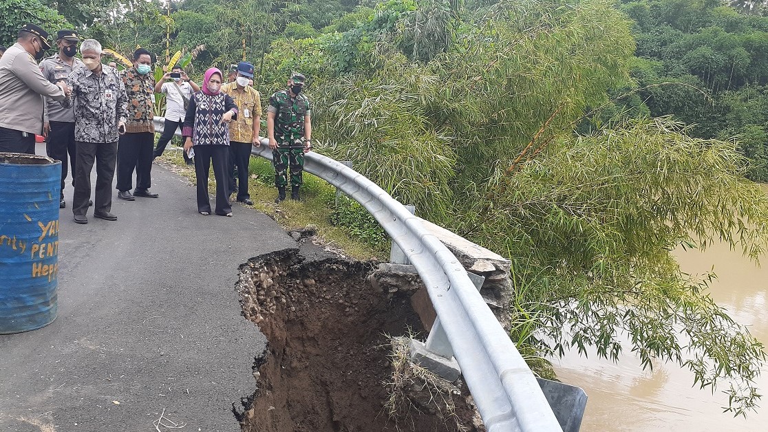 Tinjau Talud Longsor Sungai Serayu, Bupati Instruksikan Segera Ditangani