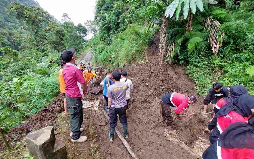 Belum Rampung, Pembersihan Jalan Dilanjutkan Besok