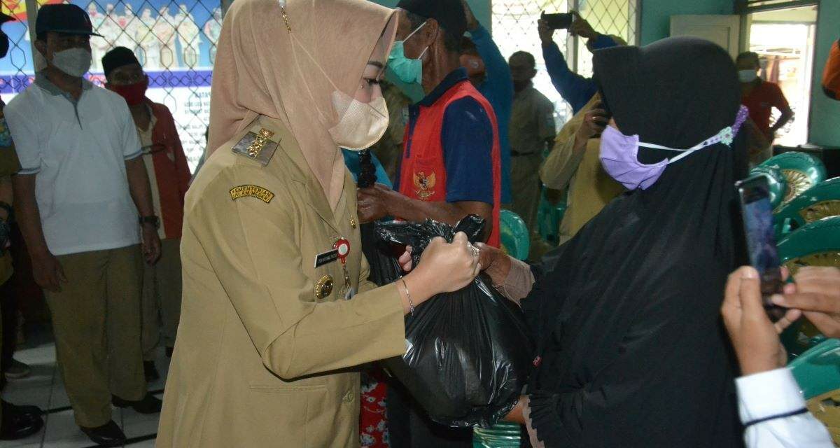 Terdampak Angin Kencang, Warga Karanggedang Terima Bantuan dari Bupati