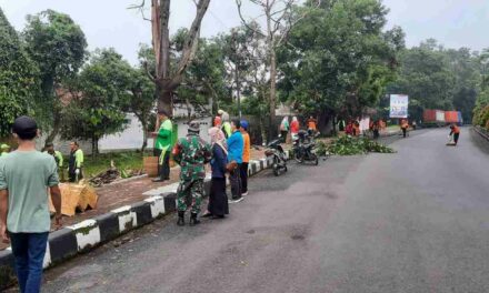 Walaupun Gerimis, Bebersih Lingkungan Tetap Dilakukan