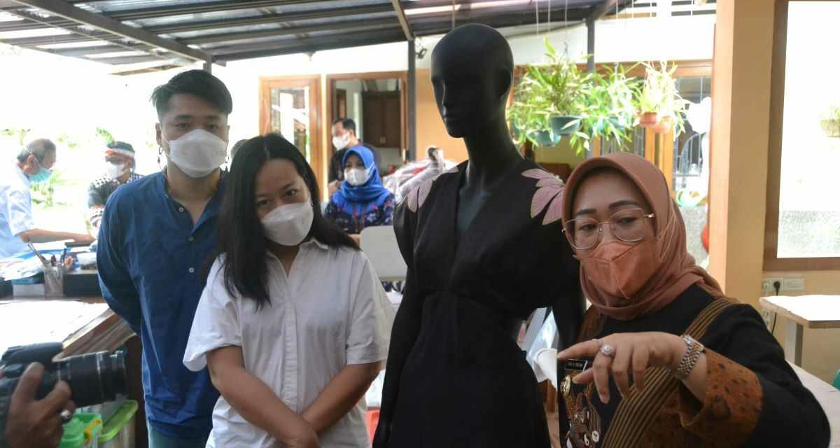 Bisa Tembus Paris Fashion Week, Bupati Ajak Sean Sheila Motivasi Desainer Lokal