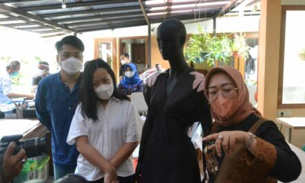 Bisa Tembus Paris Fashion Week, Bupati Ajak Sean Sheila Motivasi Desainer Lokal