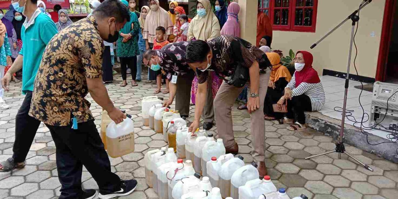 Warga Selabaya Ikuti Operasi Pasar Minyak Goreng