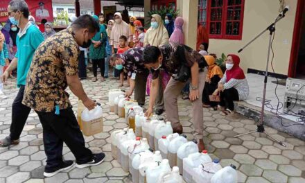 Warga Selabaya Ikuti Operasi Pasar Minyak Goreng