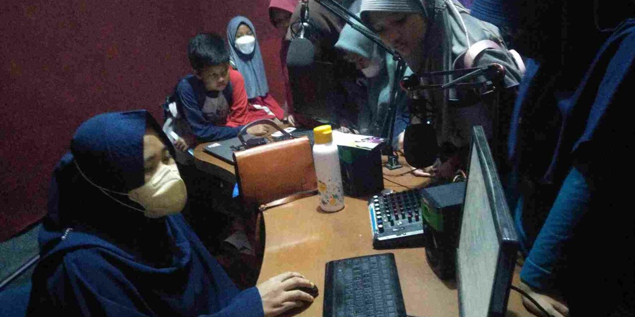 Di Hari Penyiaran Nasional, Anak SD Belajar Tentang Keradioan