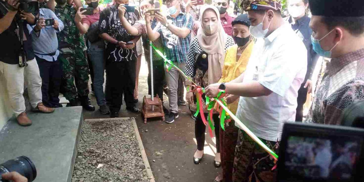 Gus Yasin Berikan Bantuan 26 Unit RTLH