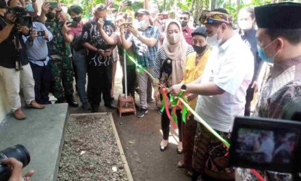 Gus Yasin Berikan Bantuan 26 Unit RTLH