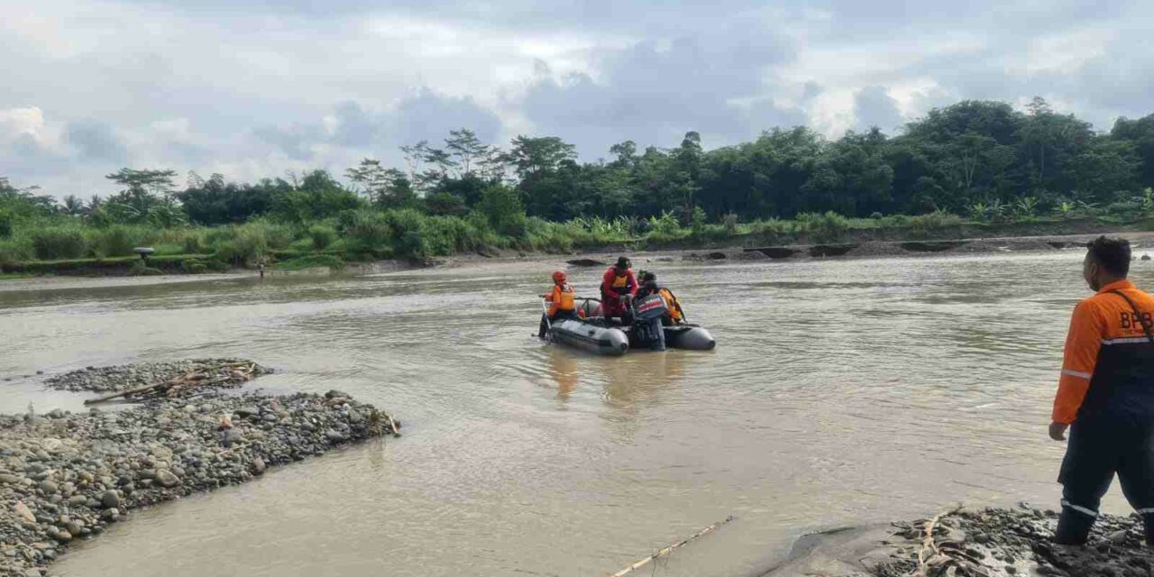 Upayakan Pencarian 2 Korban Hanyut di Sungai Kacangan, 56 Relawan Dikerahkan