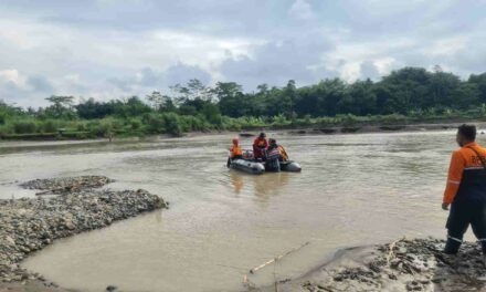 Upayakan Pencarian 2 Korban Hanyut di Sungai Kacangan, 56 Relawan Dikerahkan