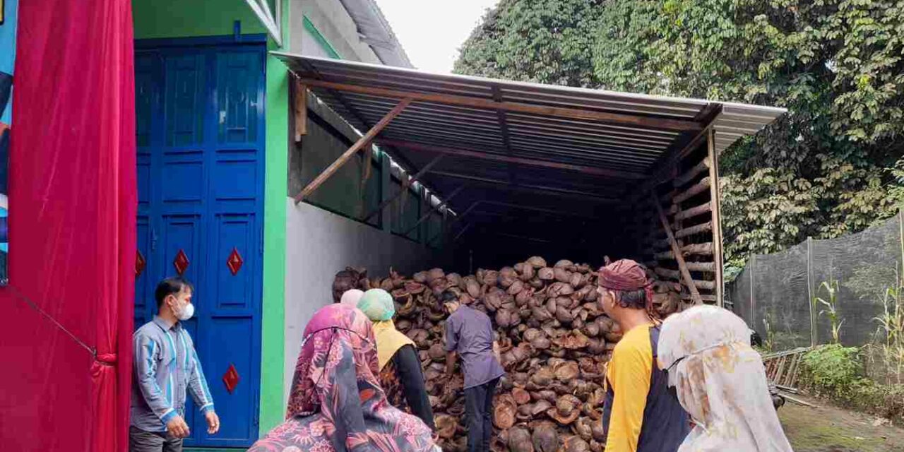 Rusman, Warga Nangkod Buat Pengawet Berbahan Serabut Kelapa