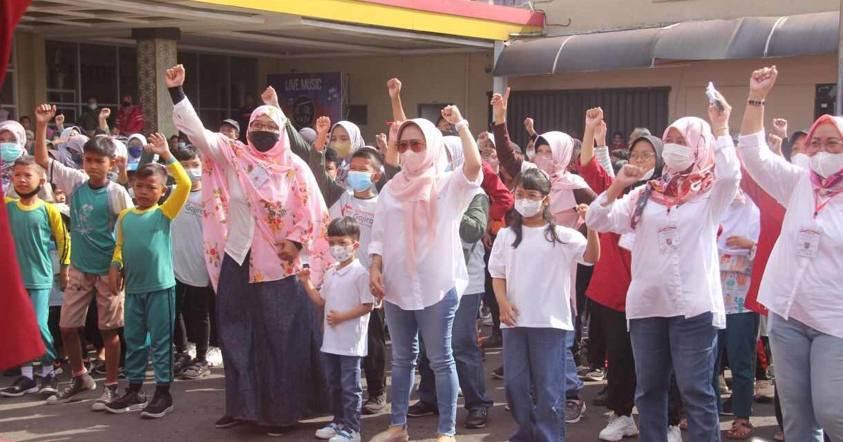 Peringati HAN, Bupati Nyanyi Trio Dengan Anak Tuna Netra