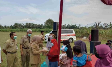 Bupati Purbalingga Serahkan Ambulans Siaga ke Warga Desa Kasih