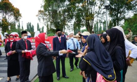 Tumbuhkan Cinta Tanah Air, Bupati Bagikan Bendera ke Warga