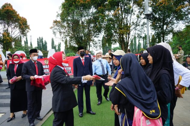 Tumbuhkan Cinta Tanah Air, Bupati Bagikan Bendera ke Warga