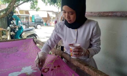 Bidan Ita, Pecinta Batik Sejak Kecil