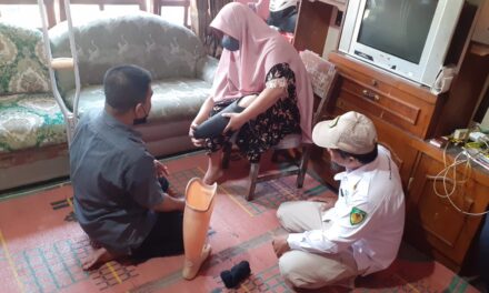 Baznas Purbalingga Bantu Bu Ngasiah Kaki Palsu