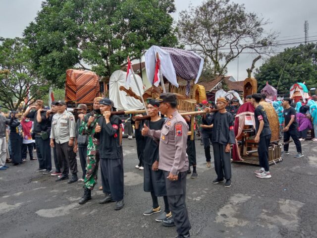 Napak Tilas Dengan Tandu, Warga Purbalingga Teladani Semangat Jenderal Soedirman