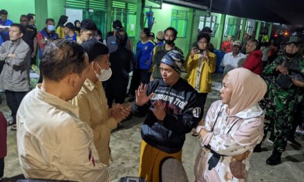 Kunjungi Pengungsi Tanah Bergerak di Karangreja, Bupati Tiwi Tebar Keakraban