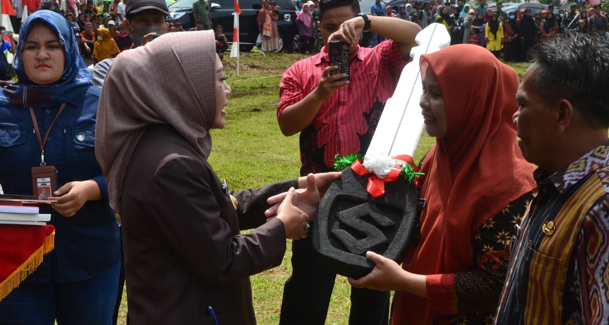 Tak Hanya Buka Jalan Baru, Desa Karangjengkol Juga Dapat Hadiah Mobil Ambulans