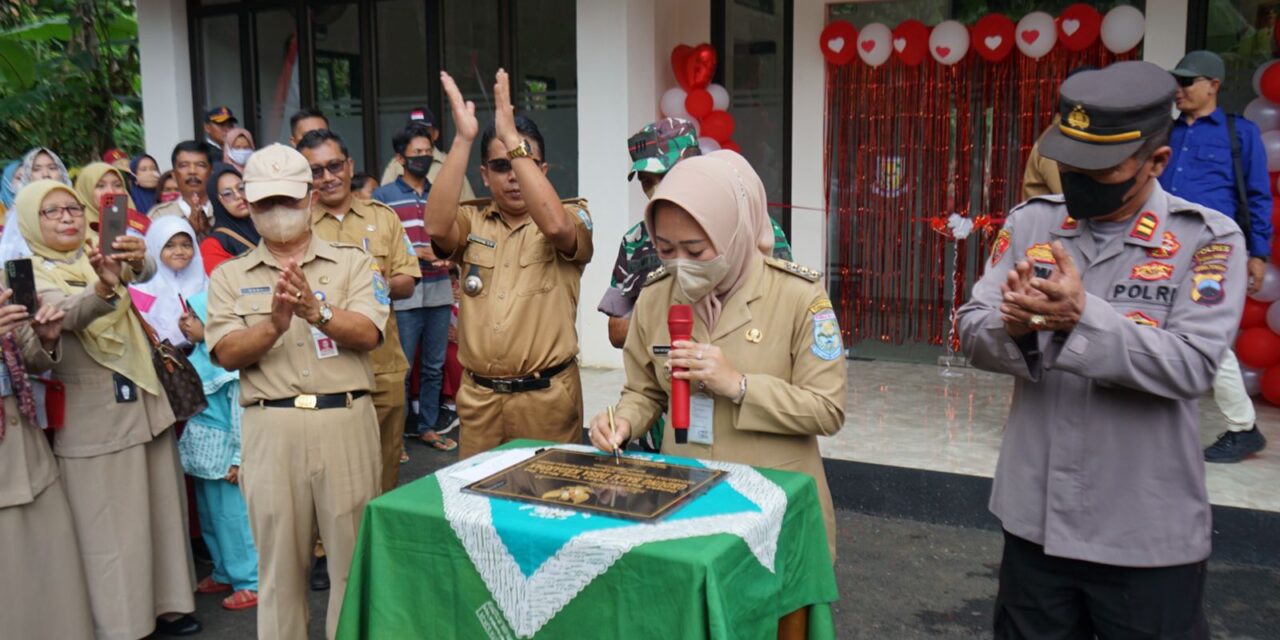 Bupati Tiwi Ajak Warga Desa Kedarpan Untuk Bergandeng Tangan Dalam Pembangunan