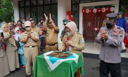 Bupati Tiwi Ajak Warga Desa Kedarpan Untuk Bergandeng Tangan Dalam Pembangunan