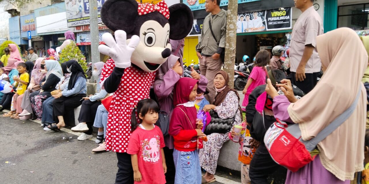 Warga Padati Jalur Purbalingga Carnival Vaganza