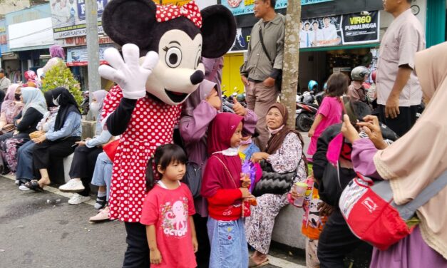 Warga Padati Jalur Purbalingga Carnival Vaganza