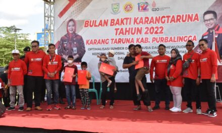 Berbagi Dengan Sesama Dalam Bulan Bakti Karang Taruna