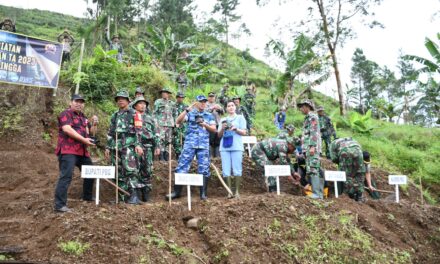 5000 Bibit Pohon Ditanam di Daerah Rawan Longsor Desa Siwarak