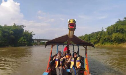 Sensasi Naik Perahu Menyusuri Sungai Klawing di Desa Wisata Kedungbenda