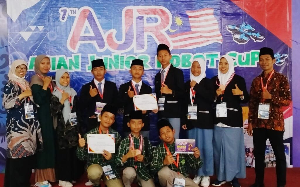 Tim Robotic Santri Ponpes Minthol Raih Dua Perunggu pada Ajang Asian Junior Robotic Malaysia