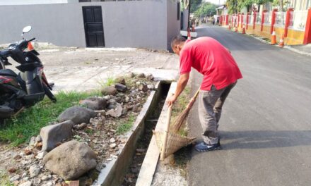 Sambut Ramadhan, ASN Dinkominfo Lakukan Kebersihan Lingkungan