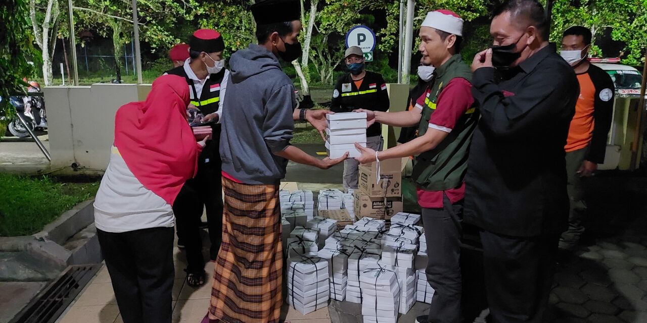 Mudahkan Penunggu Pasien di RS, Baznas Purbalingga Bagikan Makan Sahur Gratis