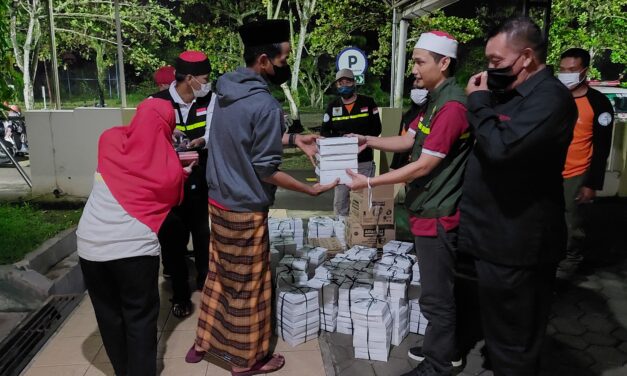 Mudahkan Penunggu Pasien di RS, Baznas Purbalingga Bagikan Makan Sahur Gratis