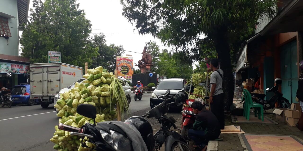 Bisnis Selongsong Ketupat Jelang Lebaran Memang Menggiurkan