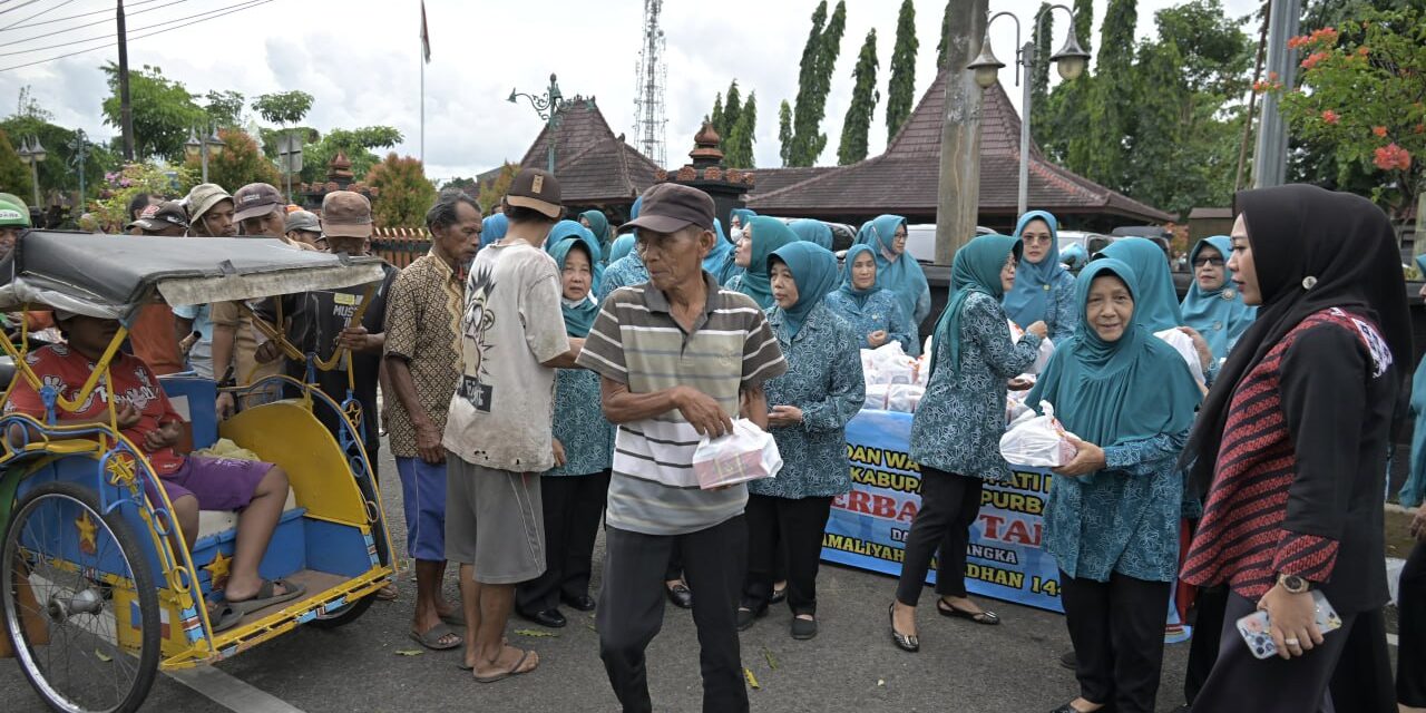 Berbagi di Bulan Suci, Bupati Tiwi – Wabup Dono Bagikan 500 Nasi Kotak